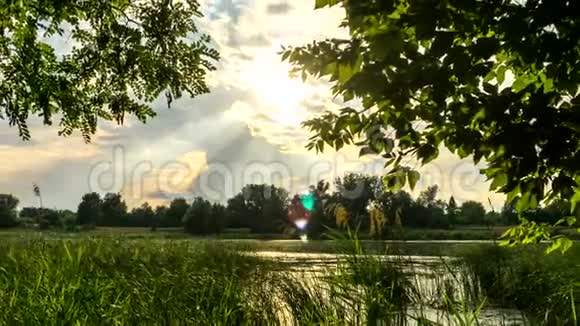 维斯特拉河两岸的草甸湖上夕阳的光芒视频的预览图