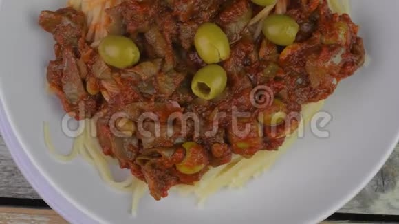 意大利意大利面在乡村木桌上含有意大利面成分的地中海美食腊肠酱橄榄油视频的预览图