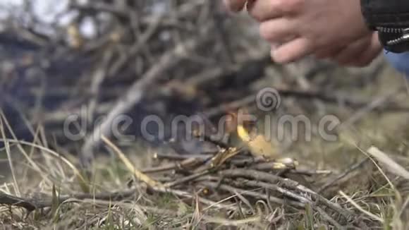 人的双手在初春或秋的大自然中生火视频的预览图