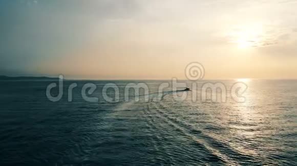 伯奈特的海被摩托艇越过视频的预览图