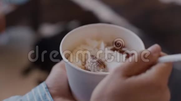 瑜伽女青年吃燕麦片视频的预览图