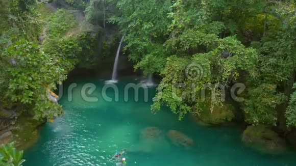 菲律宾热带瀑布Kawasan瀑布环绕绿色自然景观视频的预览图