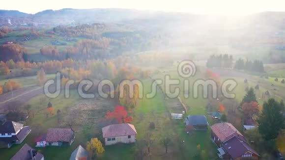 一个村庄的空中4k无人机视频东正教的日落视频的预览图