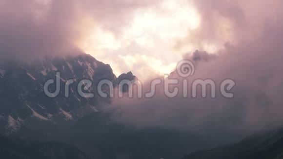 岩石云日落峰山脉4k视频的预览图
