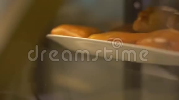 在糖果咖啡馆的托盘上烤馅饼新的和热的摆件视频的预览图