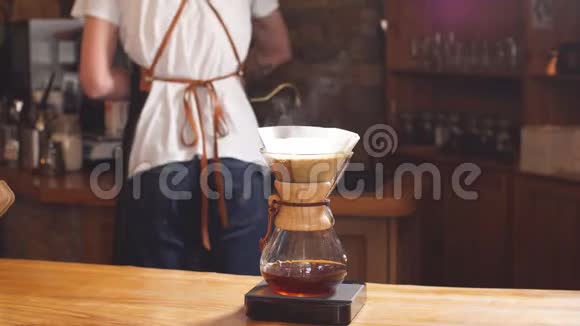 咖啡师在柜台后面做饮料视频的预览图