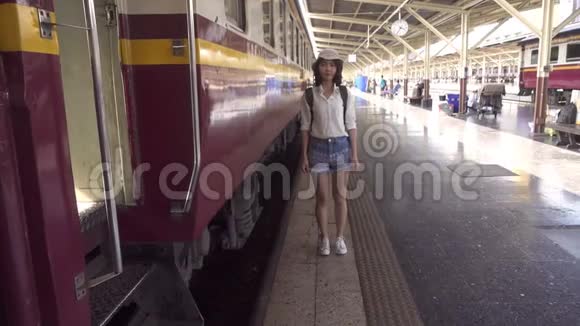 慢动作快乐的亚洲女人在火车站等火车在夏天旅行泰国旅游概念视频的预览图