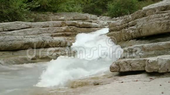 这条河冲破了岩石视频的预览图