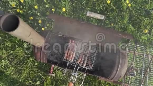 烤架上的肉香肠在煤烤视频的预览图