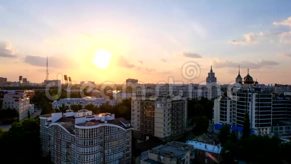 傍晚时分伏罗涅日市中心上空的日落视频的预览图