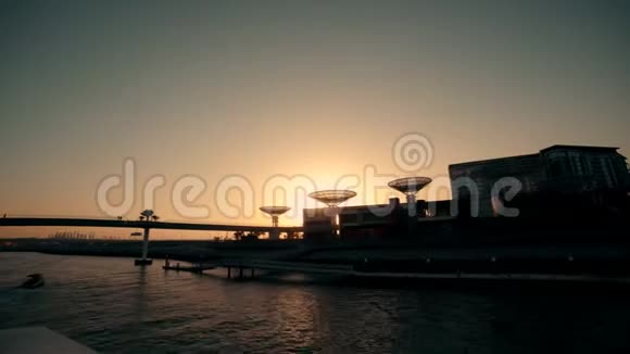 迪拜阿联酋日落低角度水船在桥下航行视频的预览图