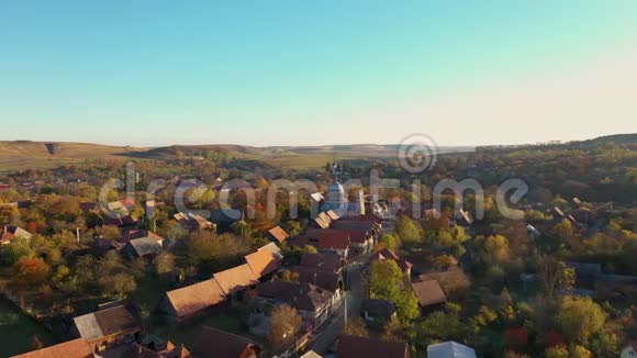 一个村庄的空中4k无人机视频东正教的日落视频的预览图