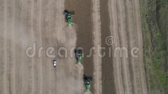 采集农作物的季节秋季农业机器的顶部景观在田间采集成熟大豆视频的预览图