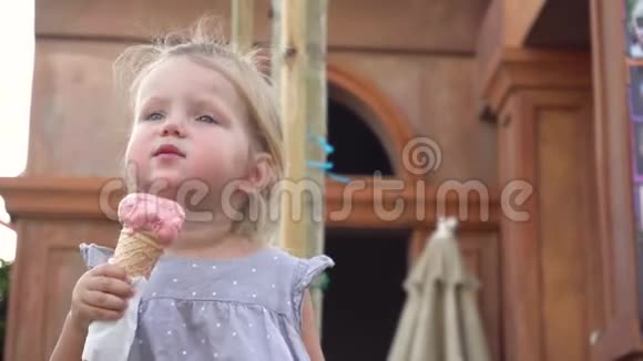 在公园里吃美味冰淇淋的小女孩视频的预览图