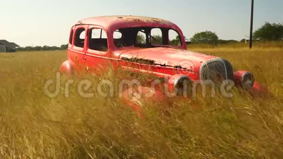 橙色面板车弃车草吹在风中视频的预览图