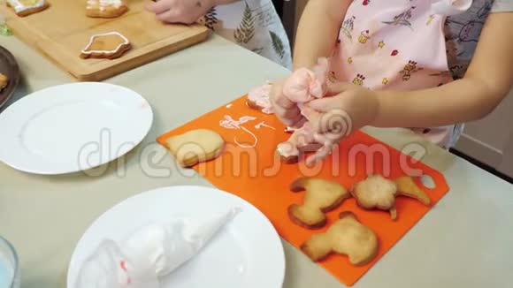 三个可爱的女孩用釉装饰饼干视频的预览图