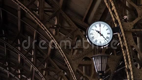 旧火车站金属结构间的钟圣彼得堡维捷布斯克火车站视频的预览图