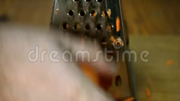 人们用金属刨削器用手切胡萝卜视频的预览图