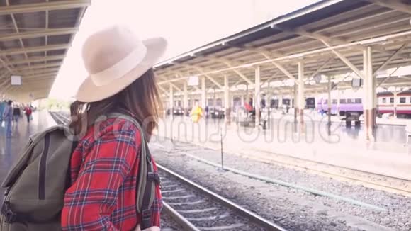 慢动作快乐的亚洲女人在火车站等火车在夏天旅行泰国旅游概念视频的预览图