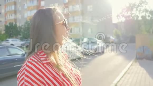 夏天穿红色衣服的年轻女人的肖像幸福的年轻女子对着镜头微笑近距离射击视频的预览图