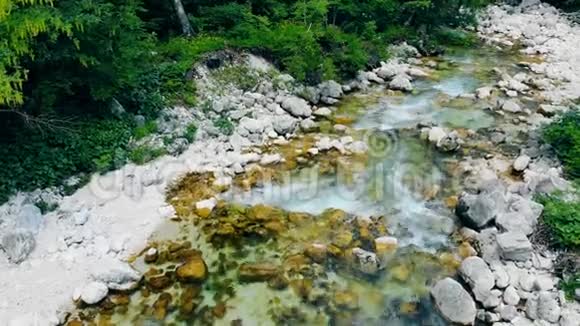 水流沿着石头滑行山河有清新的清水视频的预览图