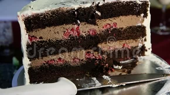 切片巧克力蛋糕加焦糖和樱桃与刀视频的预览图