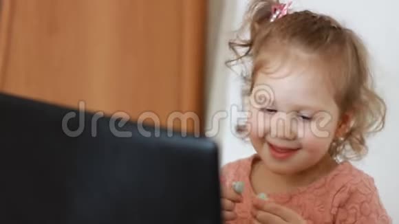 童女衣耳机并看屏幕监控电脑视频的预览图