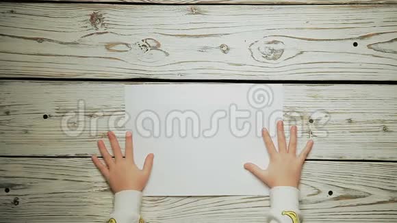 孩子们手揉成一张纸视频的预览图