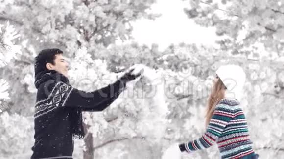 慢动作幸福夫妇在仙女冬林玩雪视频的预览图