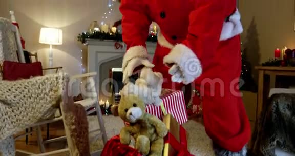 圣诞老人双手放在肚子上视频的预览图