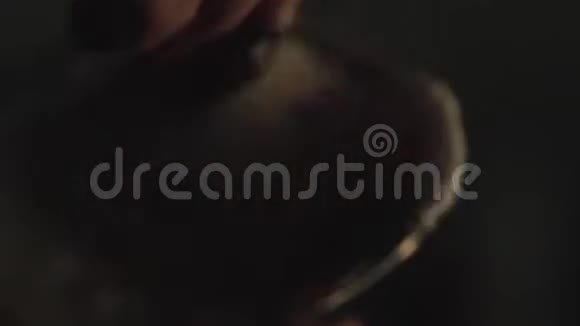 陶瓷杯中的剃须膏框架在碗里准备剃须泡沫男性手啜着剃须膏刮胡子的特写视频的预览图