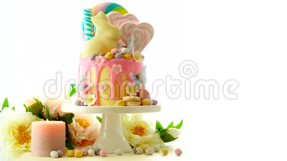 复活节糖果地滴蛋糕与白色巧克力兔子在白色背景视频的预览图
