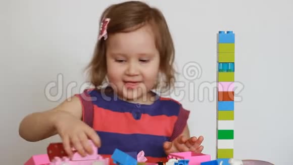 小女孩玩五颜六色的建筑积木视频的预览图