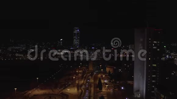 晚上鸟瞰大城市生活霓虹灯玻璃摩天大楼汽车和大桥过河行动视频的预览图