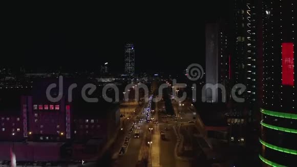 晚上鸟瞰大城市生活霓虹灯玻璃摩天大楼汽车和大桥过河行动视频的预览图