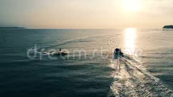 海上日落两艘摩托艇正在海底冲浪视频的预览图