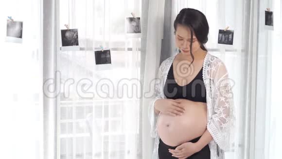孕妇拍拍肚子视频的预览图