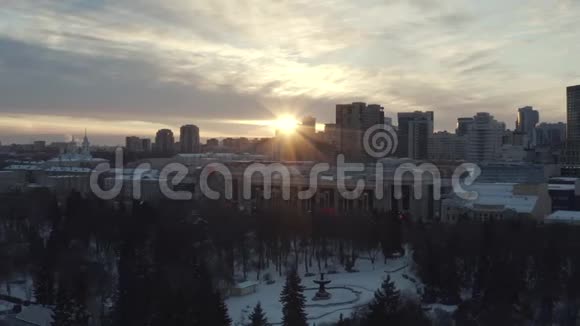 冬季日落时现代城市建筑公园和教堂的田园景观行动城市冬季视频的预览图