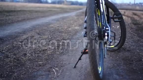 关闭自行车的部件日落后骑自行车视频的预览图
