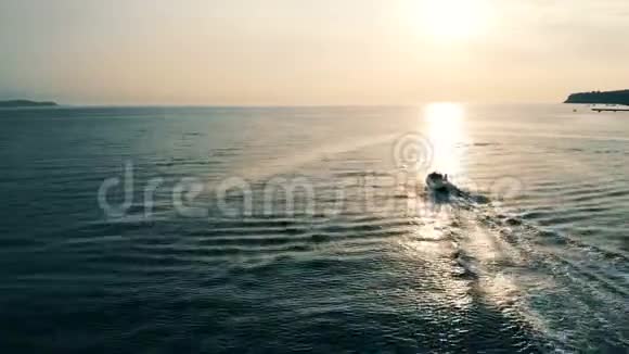 在日落时分快艇正在水面上漂浮视频的预览图