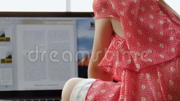 小金发女孩用笔记本电脑视频的预览图