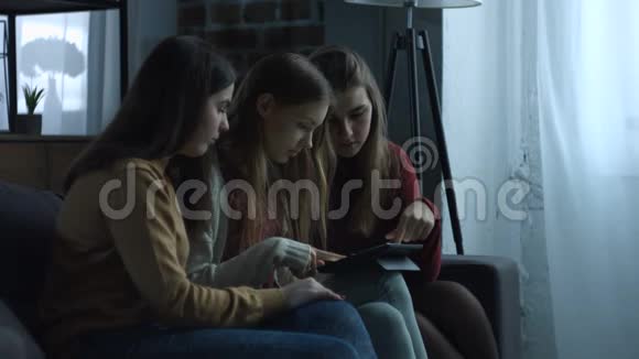 购物狂女孩在网上购物时使用数码平板电脑视频的预览图