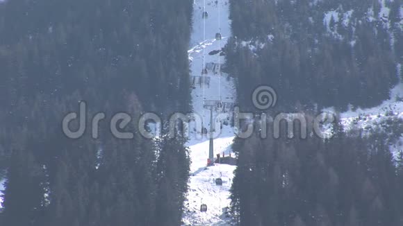 从奥地利的滑雪缆车上放大视频的预览图
