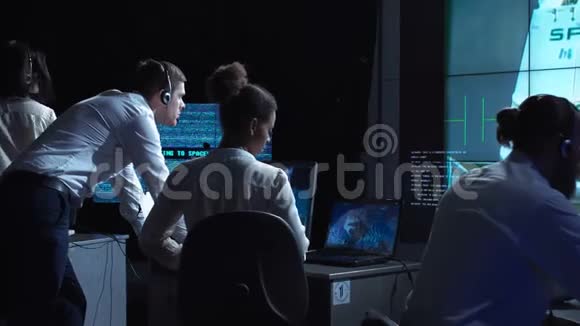 太空中心电脑的人视频的预览图