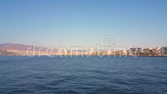 从爱琴海的渡船上看到伊兹密尔城的美丽景色视频的预览图
