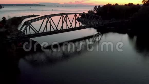 一座空中拍摄的铁路桥和日落时的西温景色视频的预览图