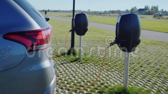 几辆电动汽车用街道充电器充电视频的预览图