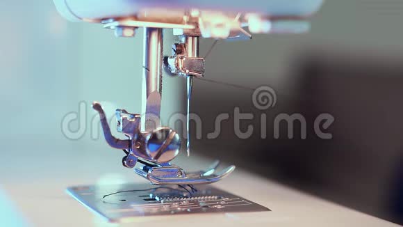 额外的特写缝纫针在机器上手工裁缝插入线视频的预览图