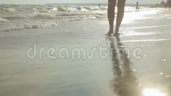 一个年轻女孩在海边散步视频的预览图