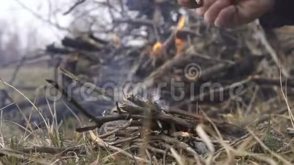 人的双手在初春或秋的大自然中生火视频的预览图
